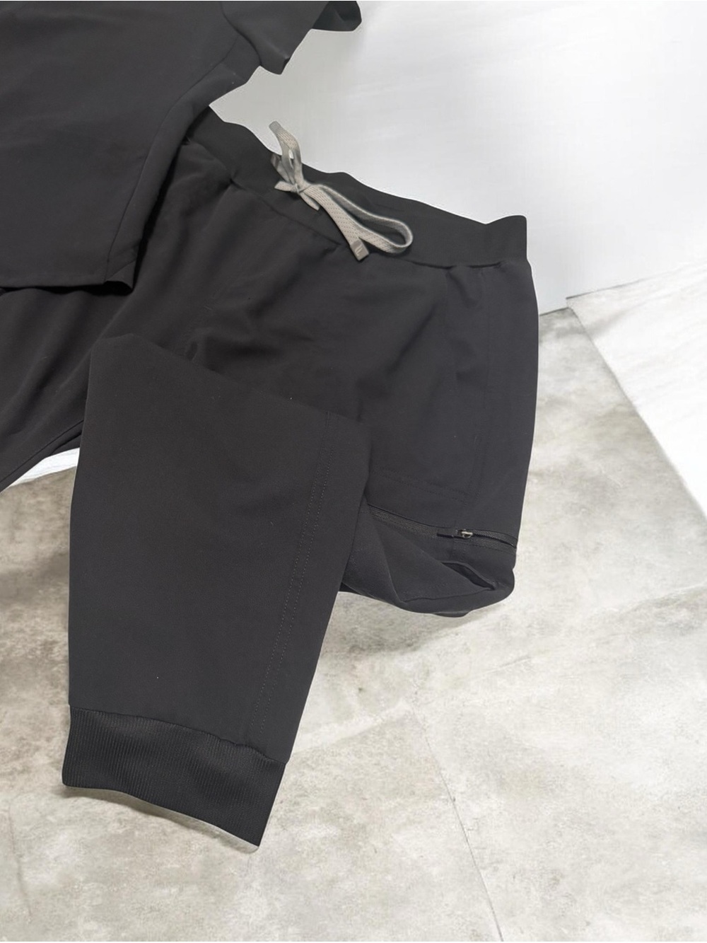 Fabletics Black Scrub Set - Picture 4 of 4